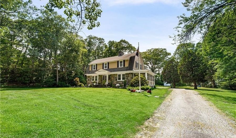 121 Commonwealth Ave, Warwick, RI 02886 - 3 Beds, 2 Bath