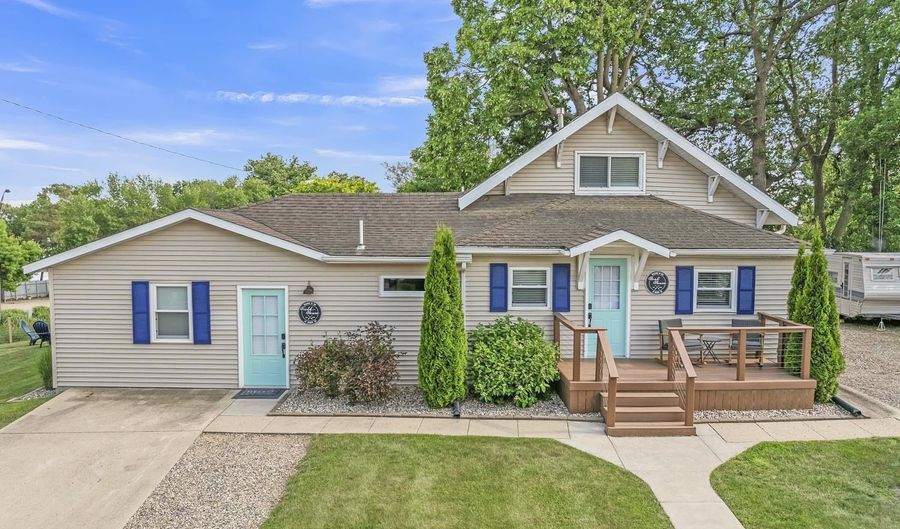 41 Dewey St, Arnolds Park, IA 51331 - 7 Beds, 4 Bath