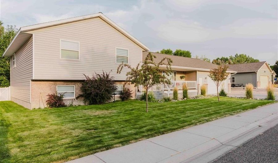 908 35th St, Cody, WY 82414 - 4 Beds, 1 Bath