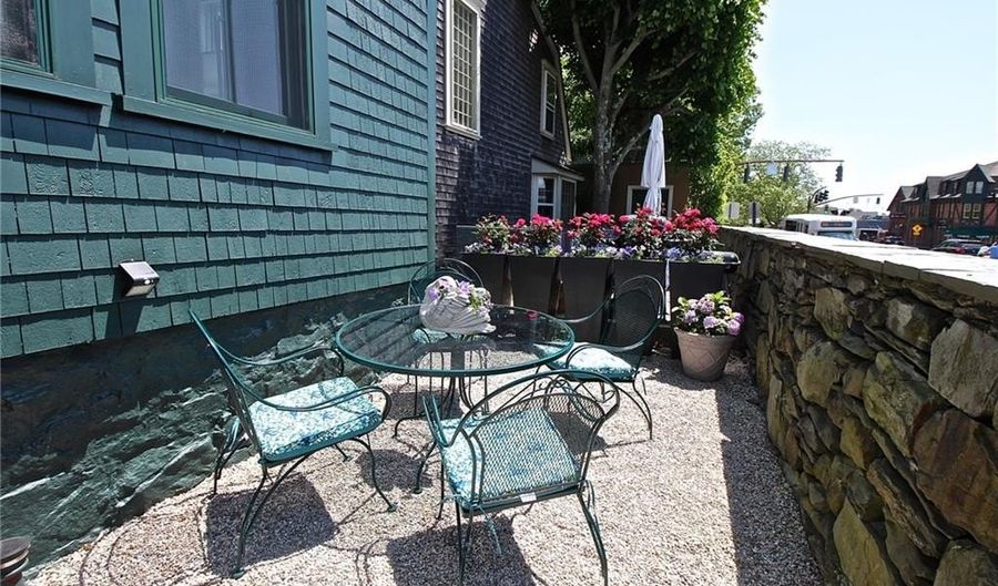105 John St, Newport, RI 02840 - 2 Beds, 2 Bath
