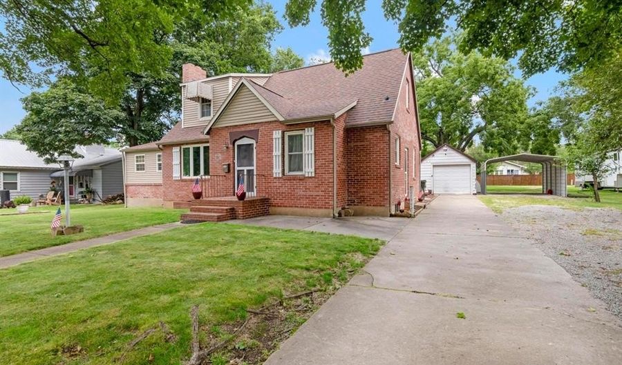 421 W College St, Aurora, MO 65605 - 4 Beds, 2 Bath