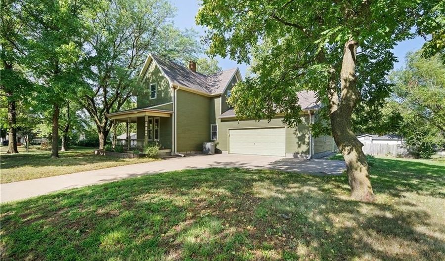 1000 N Kuney St, Abilene, KS 67410 - 3 Beds, 3 Bath