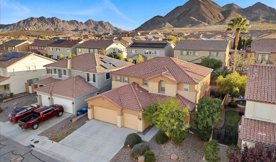 121 Pettswood Dr, Henderson, NV 89002 - 5 Beds, 3 Bath