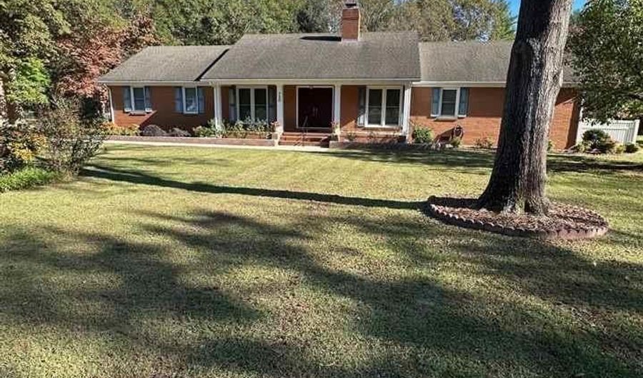 720 Jefferson St, Bennettsville, SC 29512 - 3 Beds, 3 Bath