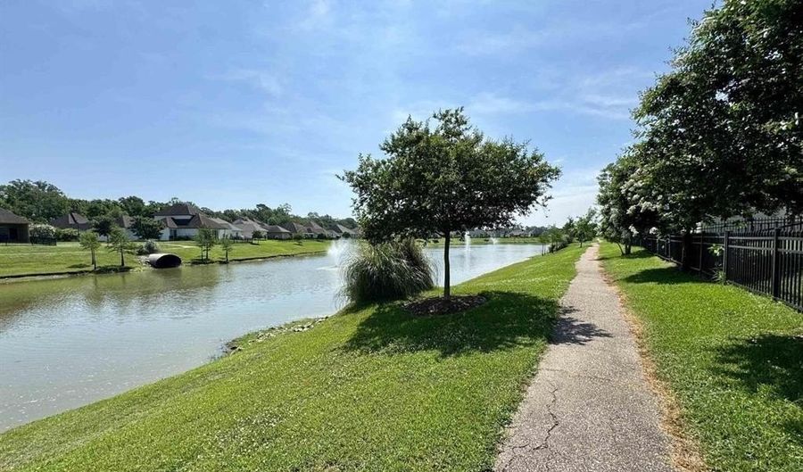 8241 Valencia Ct, Baton Rouge, LA 70820 - 4 Beds, 3 Bath