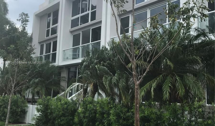 1000 99th St 11, Bay Harbor Islands, FL 33154 - 4 Beds, 5 Bath