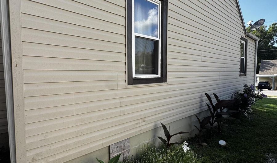713 E Benton Ave, Ava, MO 65608 - 2 Beds, 1 Bath