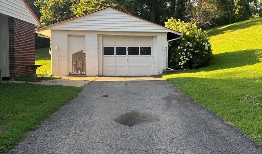 129 Townsend Dr, Bassett, VA 24055 - 3 Beds, 1 Bath