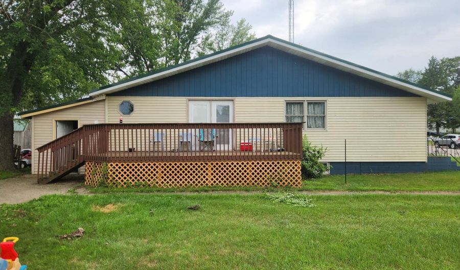 108 S OAK St, Adams, WI 53910 - 3 Beds, 1 Bath