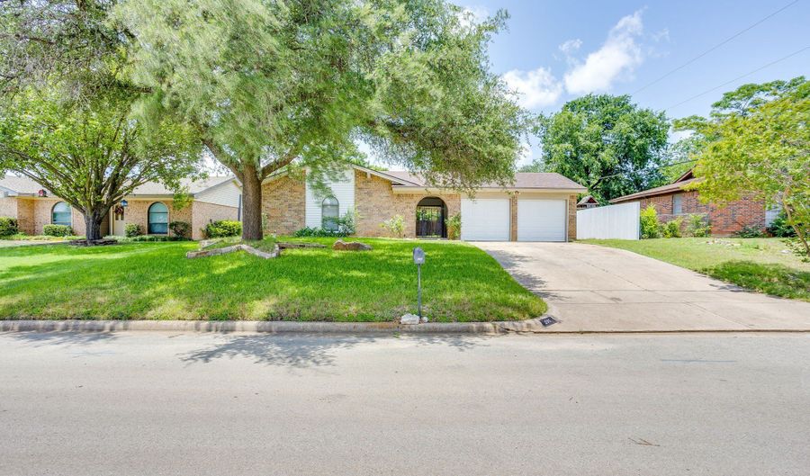 205 Scenic Dr, Aledo, TX 76008 - 3 Beds, 2 Bath