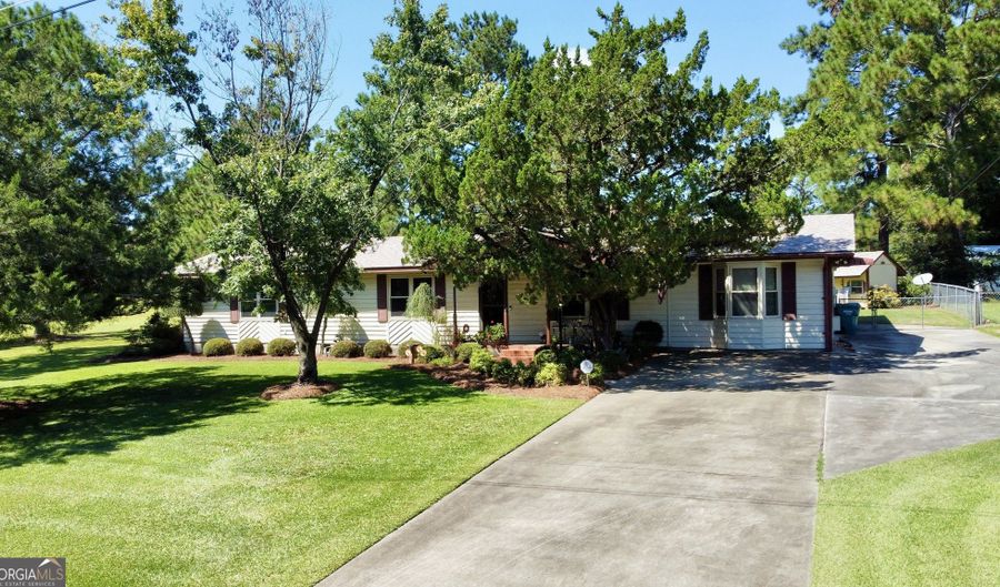 727 Donna Ave, Ashburn, GA 31714 - 4 Beds, 2 Bath