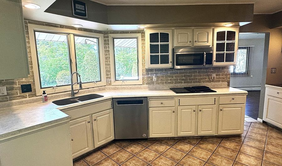 826 EASTVIEW Dr, Antigo, WI 54409 - 3 Beds, 3 Bath