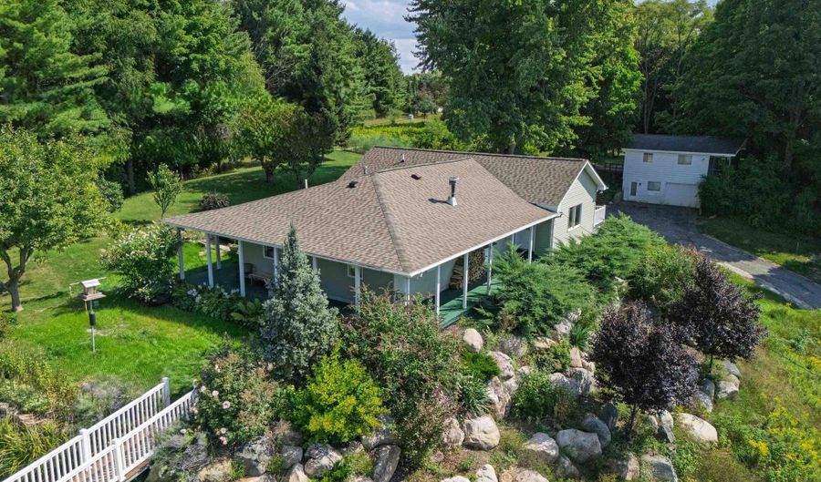 10311 SE Torch Lake Dr, Alden, MI 49612 - 5 Beds, 5 Bath