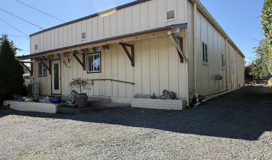 231 WHARF St, Brookings, OR 97415 - 3 Beds, 2 Bath