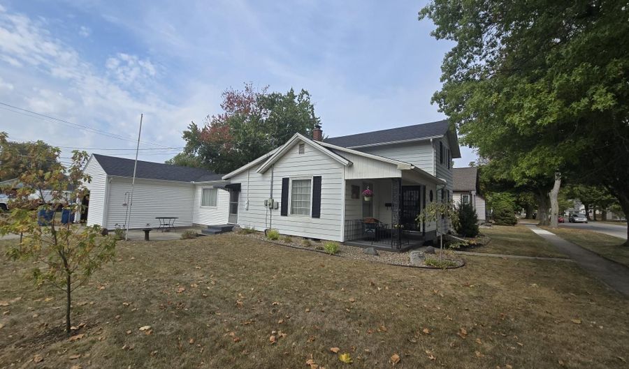 1109 S Van Buren St, Auburn, IN 46706 - 2 Beds, 2 Bath