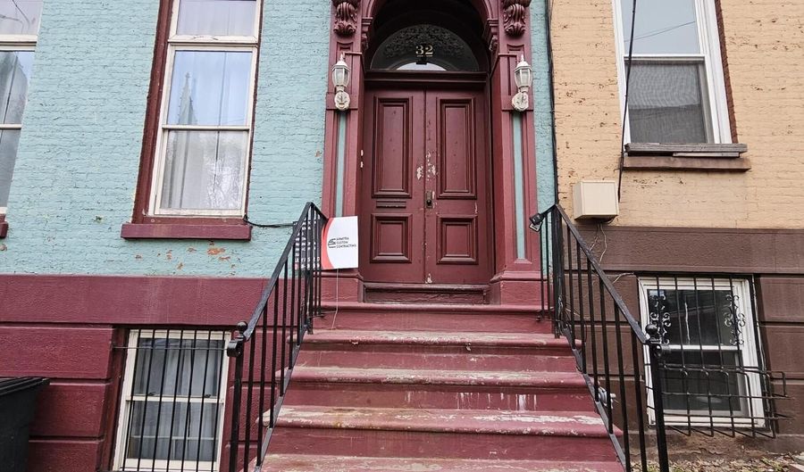 32 1st St 2, Albany, NY 12210 - 4 Beds, 2 Bath