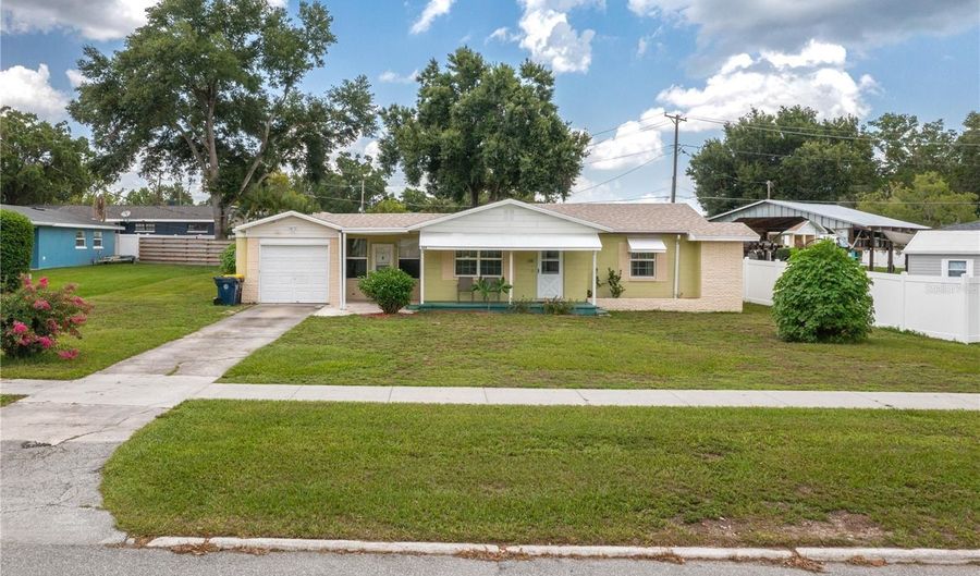 304 W LAKE Ave, Auburndale, FL 33823 - 2 Beds, 1 Bath