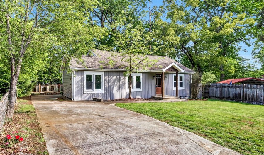 722 Southern Pkwy, Athens, TN 37303 - 3 Beds, 2 Bath