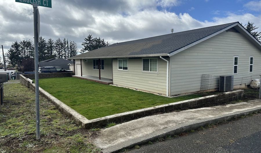 711 1ST St, Brookings, OR 97415 - 3 Beds, 2 Bath