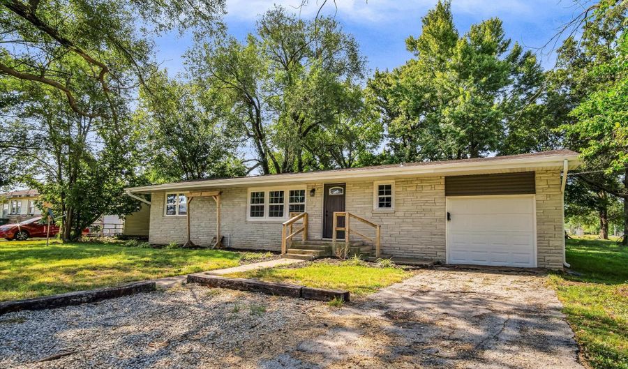 702 E Highland St, Aurora, MO 65605 - 3 Beds, 1 Bath