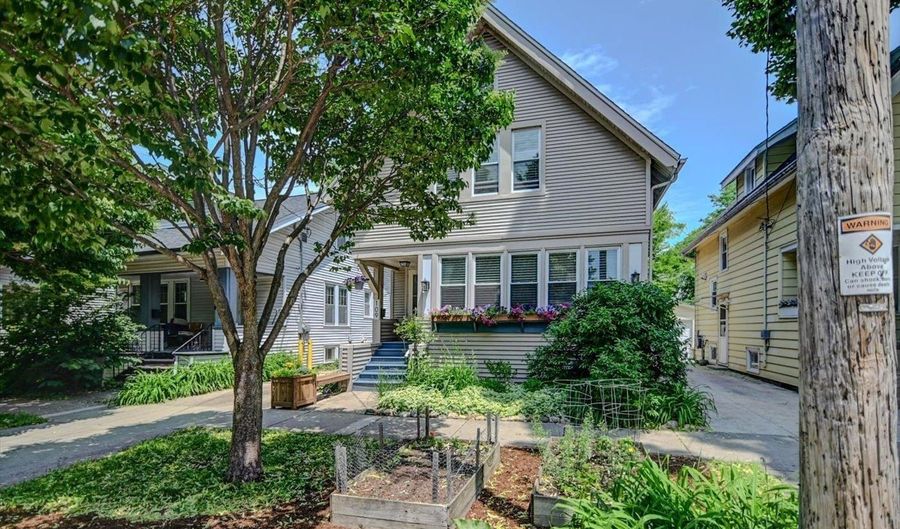 109 N 5th St, Madison, WI 53704 - 3 Beds, 2 Bath