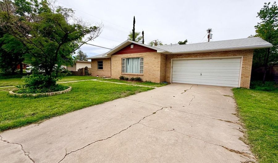 1111 N Ural St, Carlsbad, NM 88220 - 3 Beds, 2 Bath