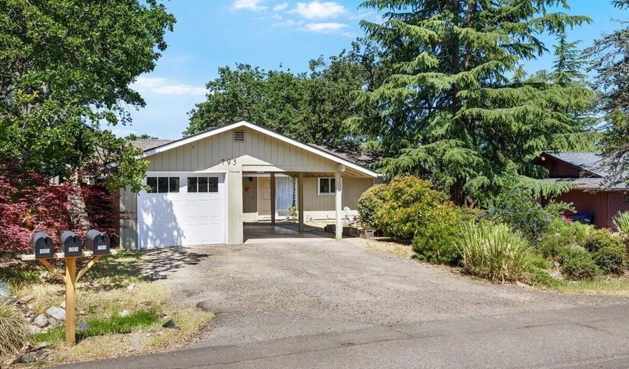 795 Twin Pines Cir, Ashland, OR 97520 - 2 Beds, 2 Bath