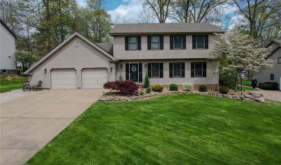 5890 Sharon Dr, Youngstown, OH 44512 - 4 Beds, 4 Bath