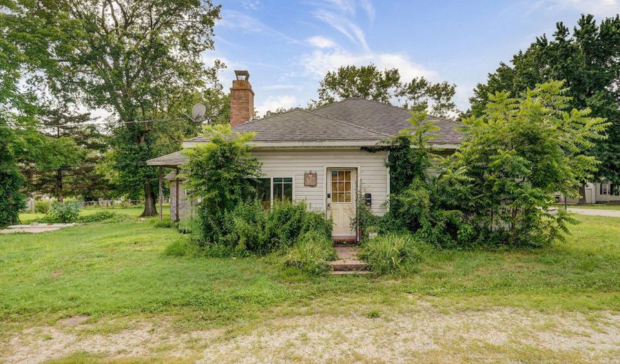427 Morgan Ave, Aurora, MO 65605 - 2 Beds, 1 Bath