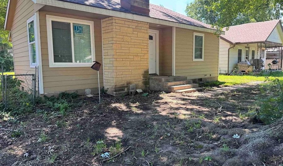 1120 N C St, Arkansas City, KS 67005 - 2 Beds, 1 Bath