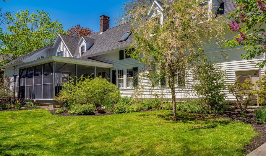 75 Court St, Belfast, ME 04915 - 3 Beds, 3 Bath