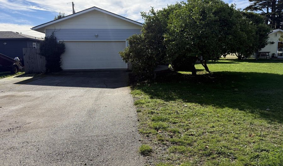 221 MUSSER St, Brookings, OR 97415 - 3 Beds, 2 Bath