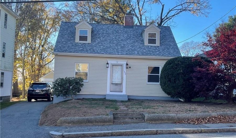 542 High St, Cumberland, RI 02864 - 4 Beds, 1 Bath