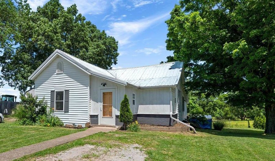 270 Peterson Ave, Auburn, KY 42206 - 3 Beds, 2 Bath