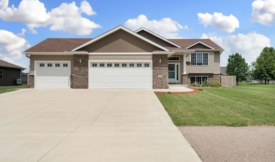 2011 12th Ave NE, Austin, MN 55912 - 4 Beds, 3 Bath