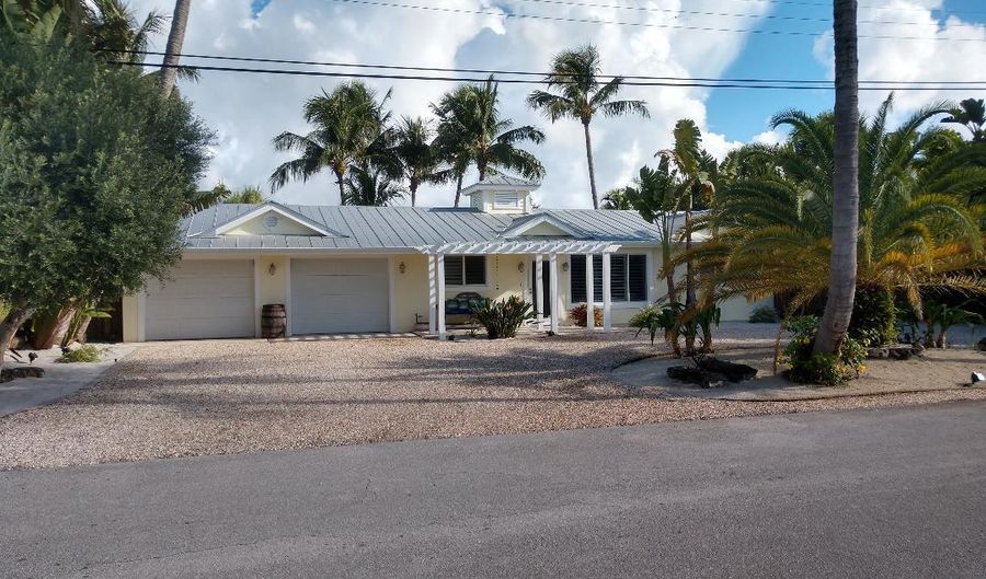 8413 SE Banyan Tree St, Hobe Sound, FL 33455 - 3 Beds, 2 Bath