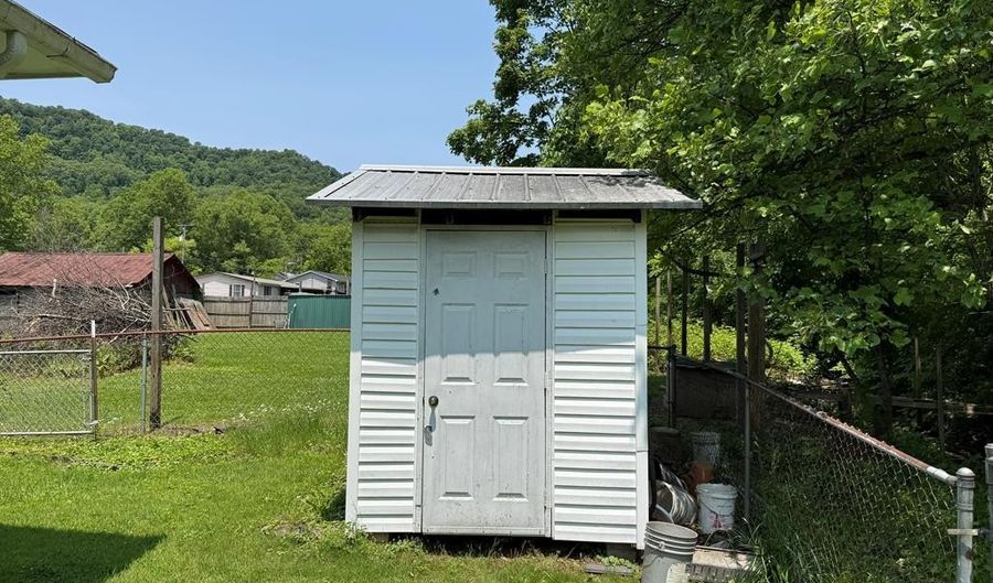 214 Westlake Rd, Ansted, WV 25812 - 2 Beds, 1 Bath