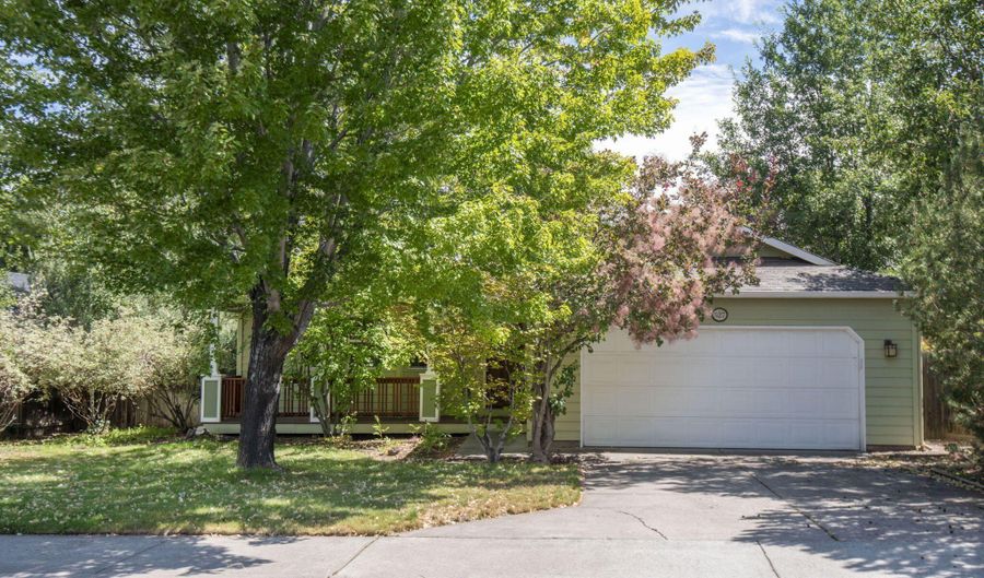 527 SW Forest Grove Dr, Bend, OR 97702 - 3 Beds, 2 Bath