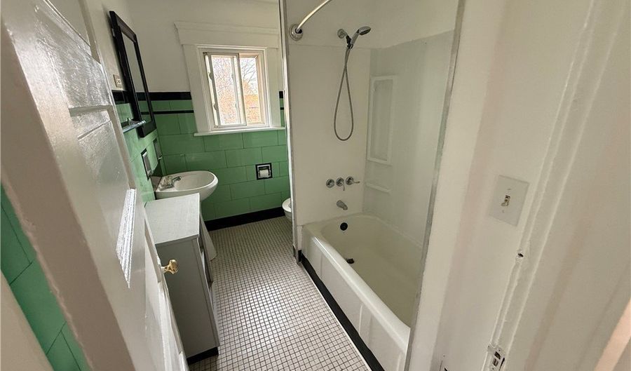 699 W Exchange St Up, Akron, OH 44302 - 2 Beds, 1 Bath