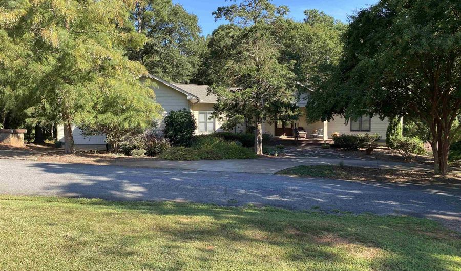 54 Yacht Club Ct, Hartwell, GA 30643 - 4 Beds, 3 Bath