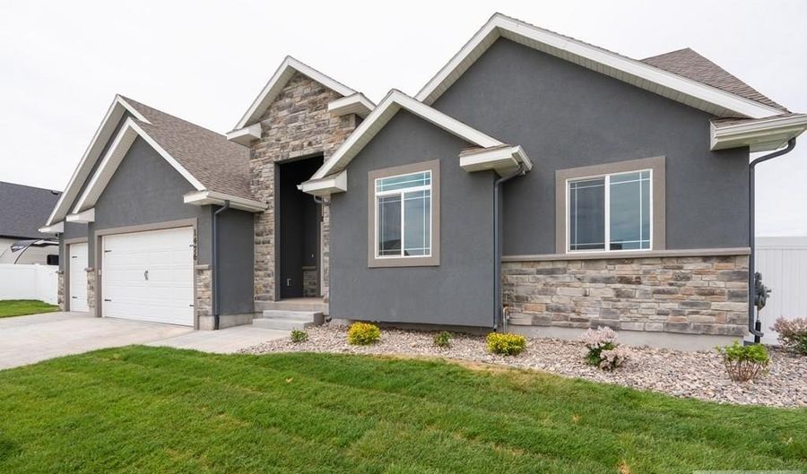 1476 47th St, Ammon, ID 83406 - 6 Beds, 3 Bath
