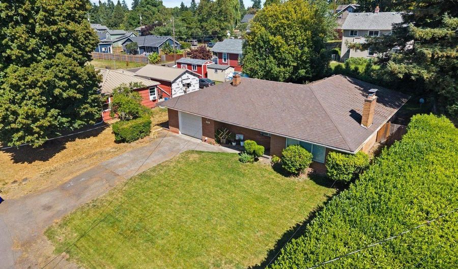 916 HARRISON St, Oregon City, OR 97045 - 3 Beds, 2 Bath