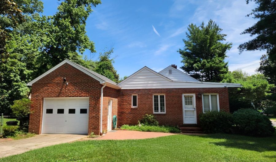 3200 RUSSELL Rd, Alexandria, VA 22305 - 3 Beds, 2 Bath