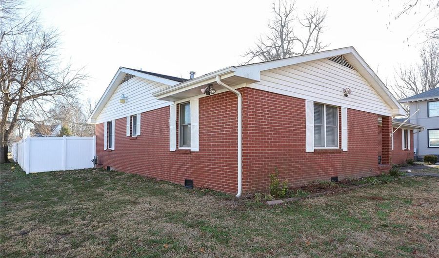 315 E Commercial St, Charleston, MO 63834 - 2 Beds, 2 Bath