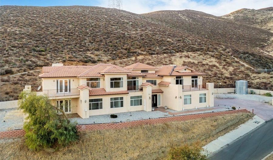 9455 Hierba Rd, Agua Dulce, CA 91390 - 5 Beds, 5 Bath