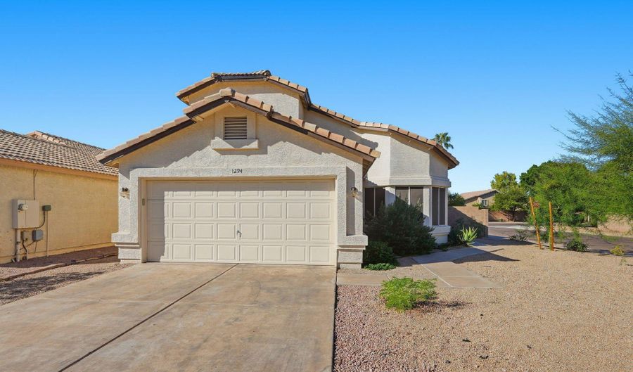1294 N BLACKSTONE Dr, Chandler, AZ 85224 - 3 Beds, 2 Bath