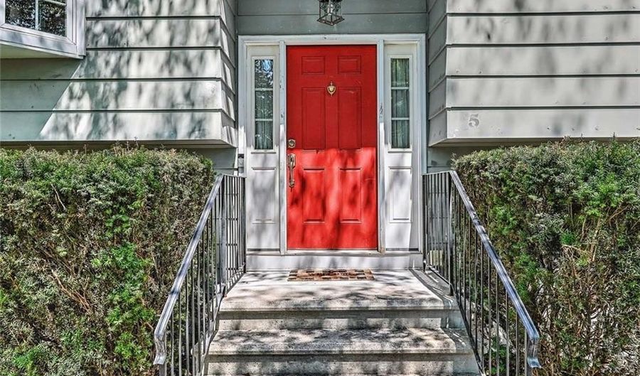 5 Tiffany Dr, Cumberland, RI 02864 - 3 Beds, 2 Bath