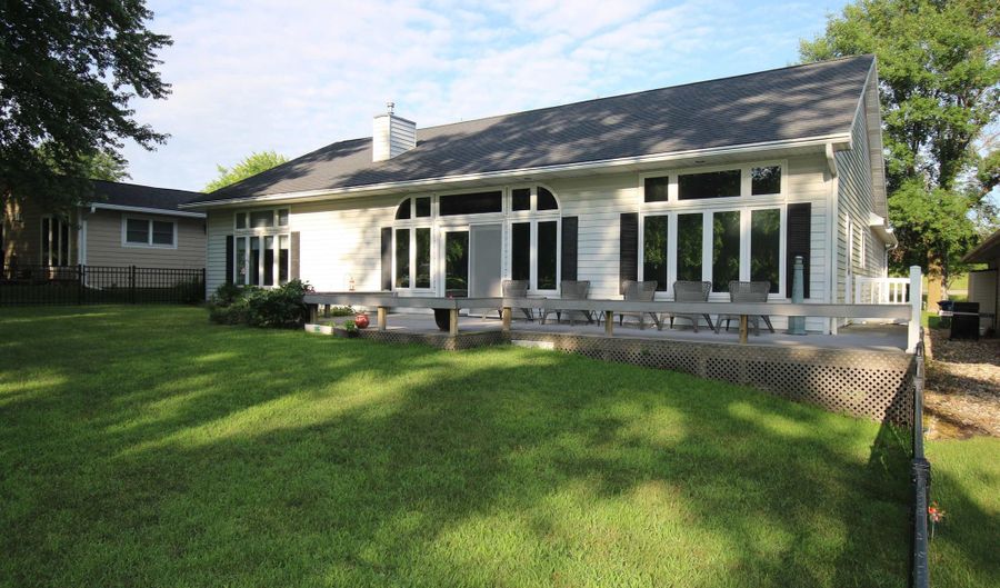 946 Emerald Hills Dr S, Arnolds Park, IA 51331 - 3 Beds, 2 Bath