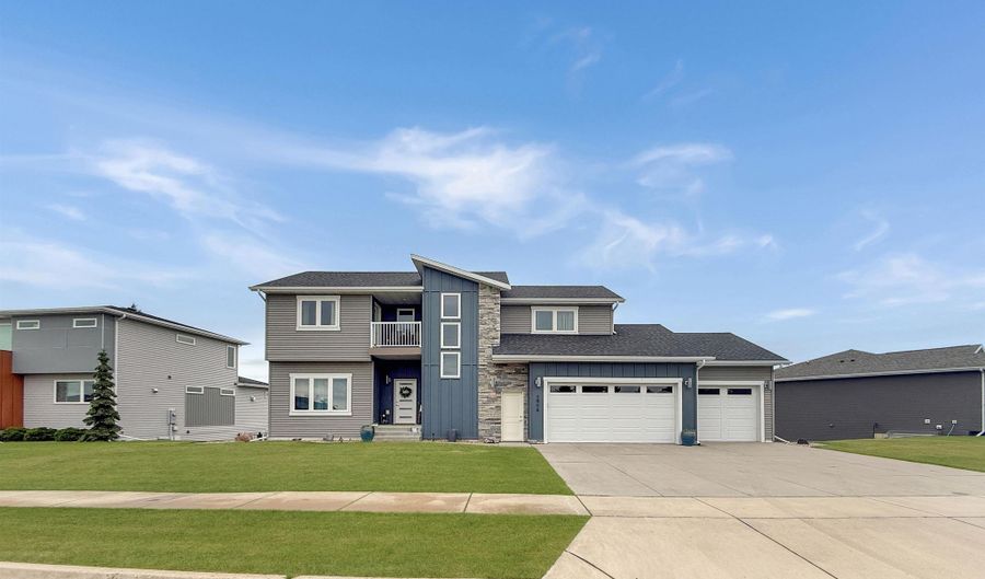 3906 Lone Peak Dr, Bismarck, ND 58503 - 3 Beds, 3 Bath