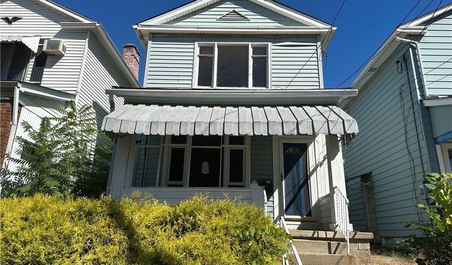 136 Maplewood Ave, Ambridge, PA 15003 - 2 Beds, 1 Bath